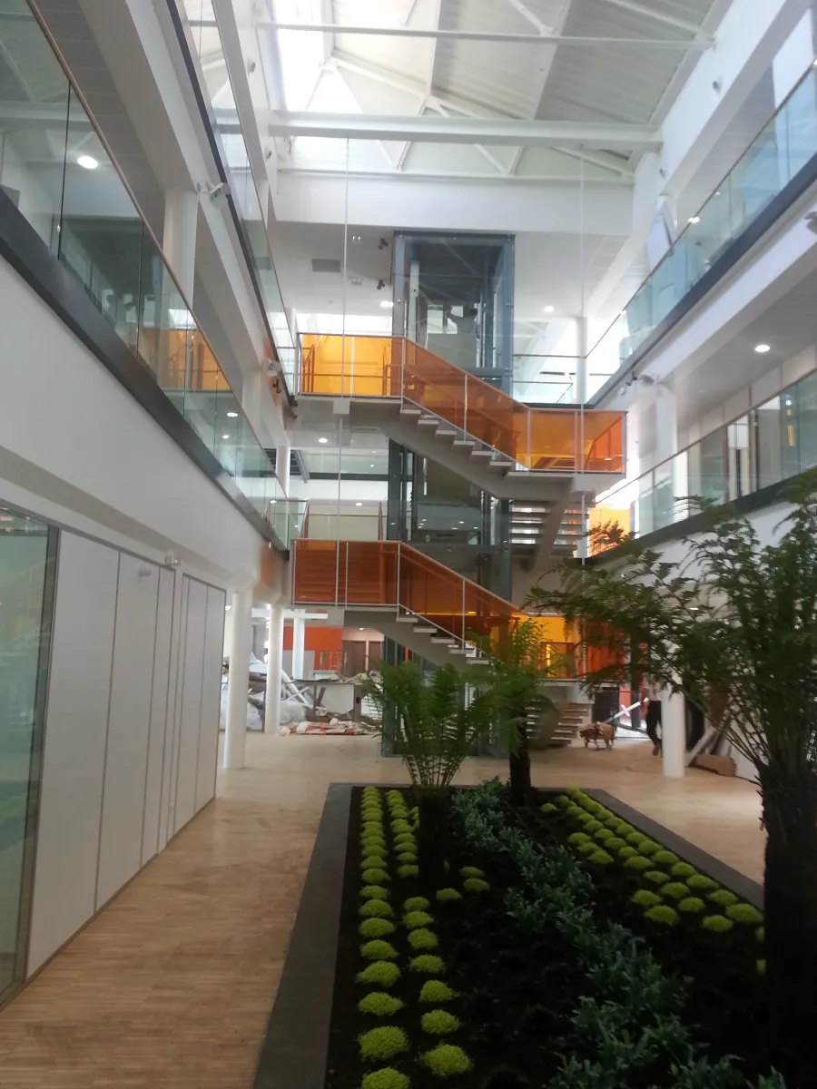 Siège de Colas Rail : atrium sur plusieurs niveaux, coursives vitrées et jardin intérieur