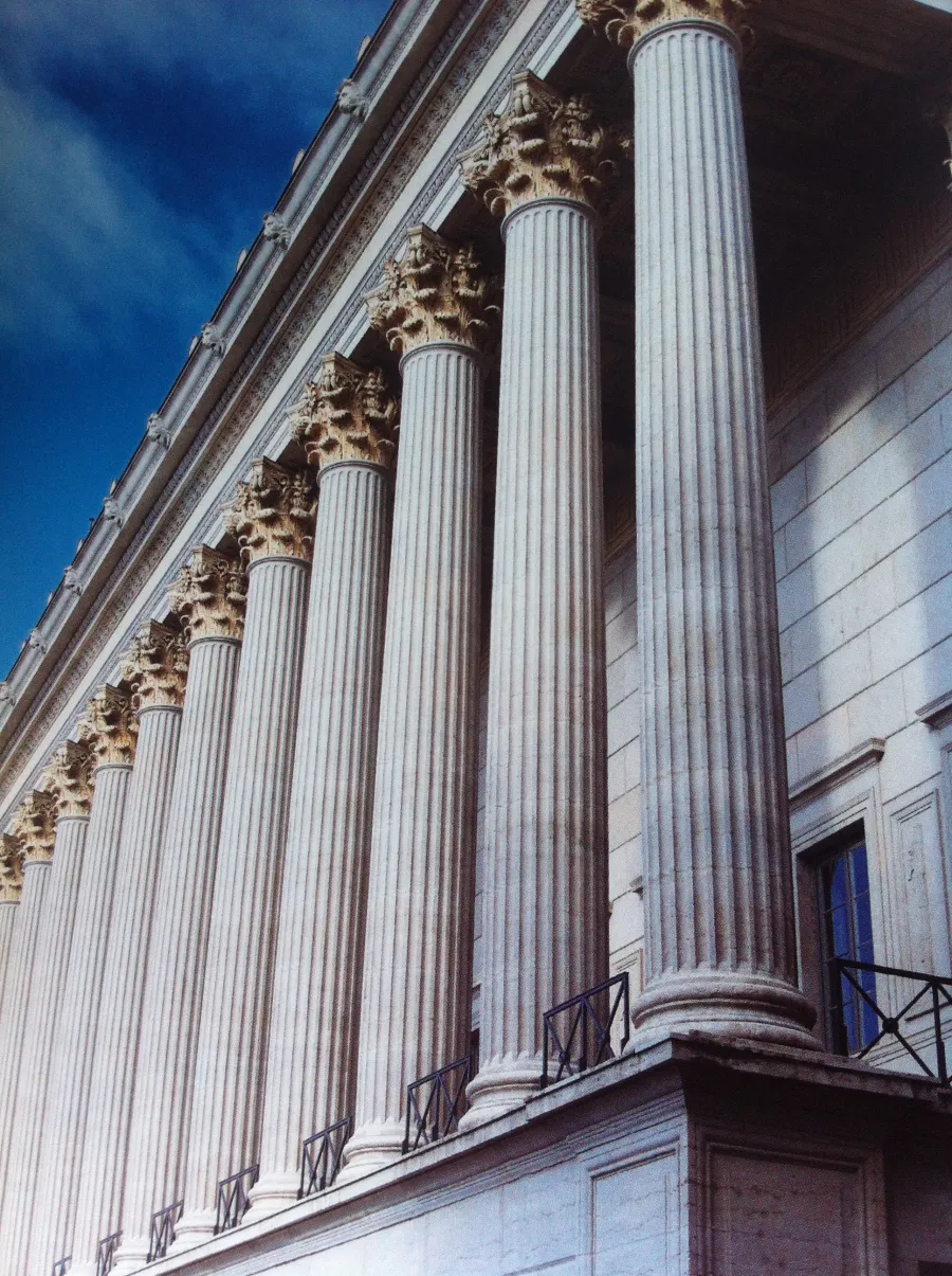 Colonnade du palais de justice « 24 colonnes » à Lyon : fûts cannelés et chapiteaux corinthiens dorés