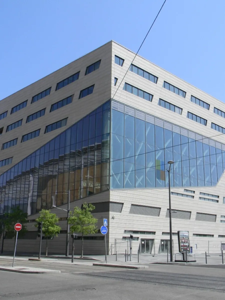 Siège de la Région Rhône-Alpes à Lyon, conçu par Christian de Portzamparc : angle du bâtiment et grande façade vitrée