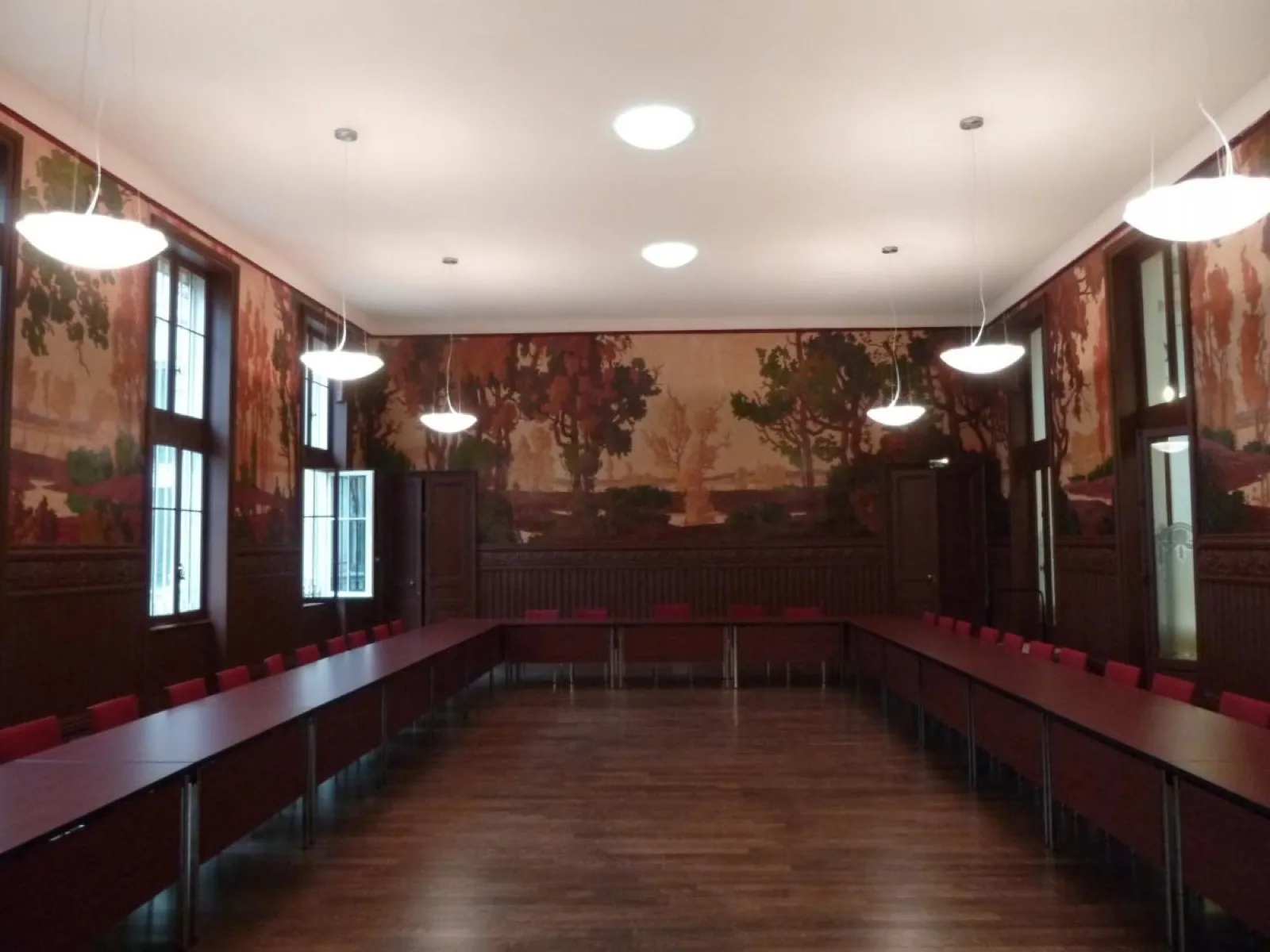Salle des mariages de la mairie du 3e arrondissement de Lyon : boiseries, grandes toiles marouflées aux murs et plafond clair