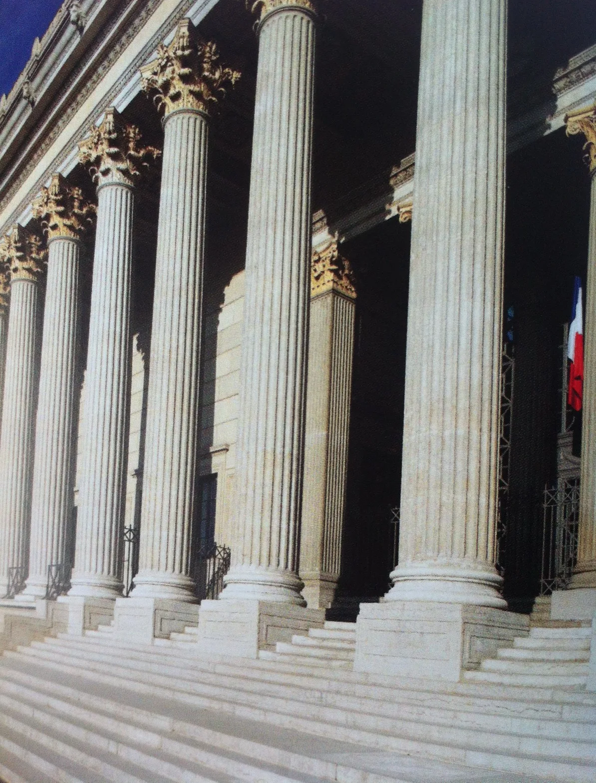 Chapiteaux corinthiens dorés de la colonnade du palais de justice « 24 colonnes »