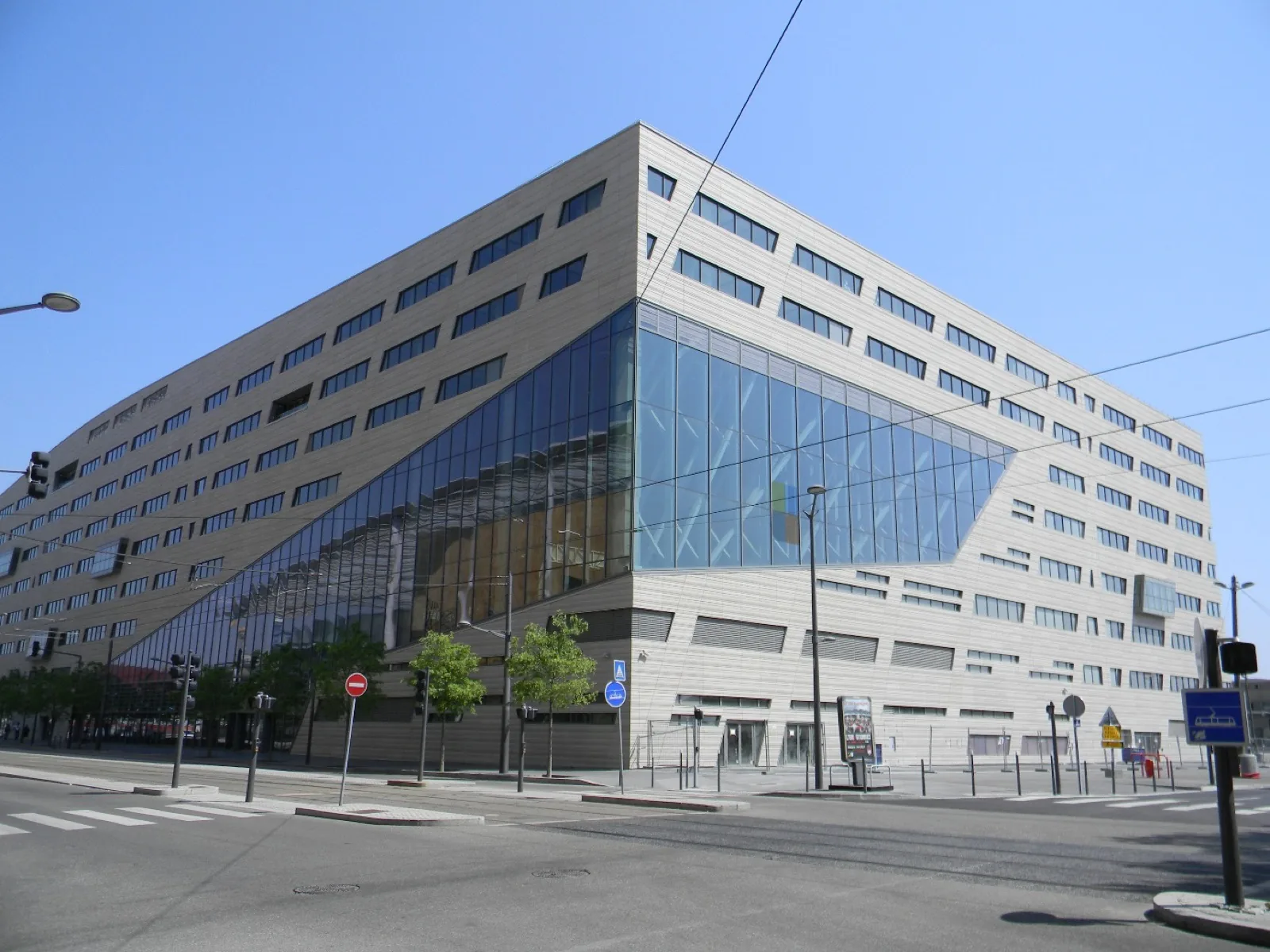 Siège de la Région Rhône-Alpes à Lyon, conçu par Christian de Portzamparc : volume clair et grande façade vitrée en angle